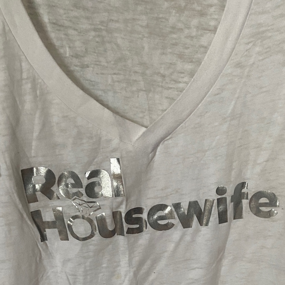 Real Housewife Women's White V-Neck Tee with Metallic Logo Size XXL